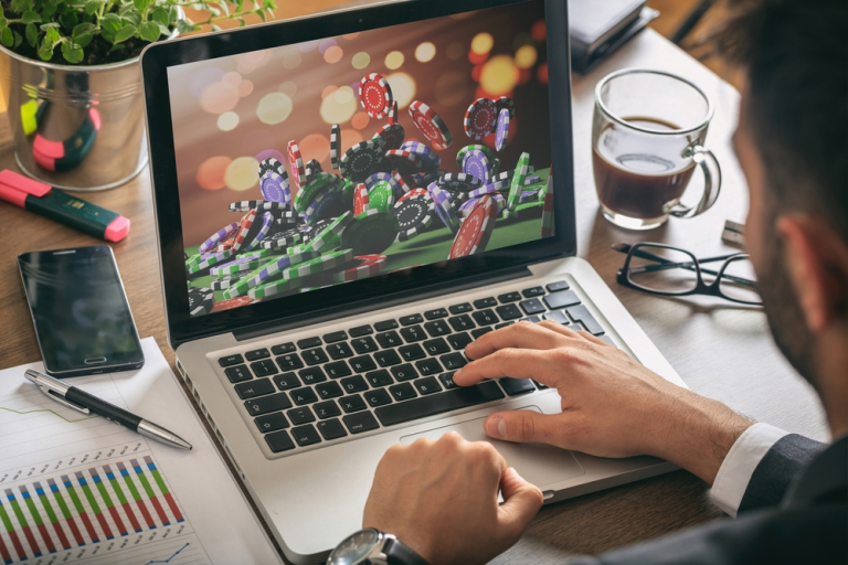 Realz Online Casino Vergleich mit niedrigen Umsatzbedingungen