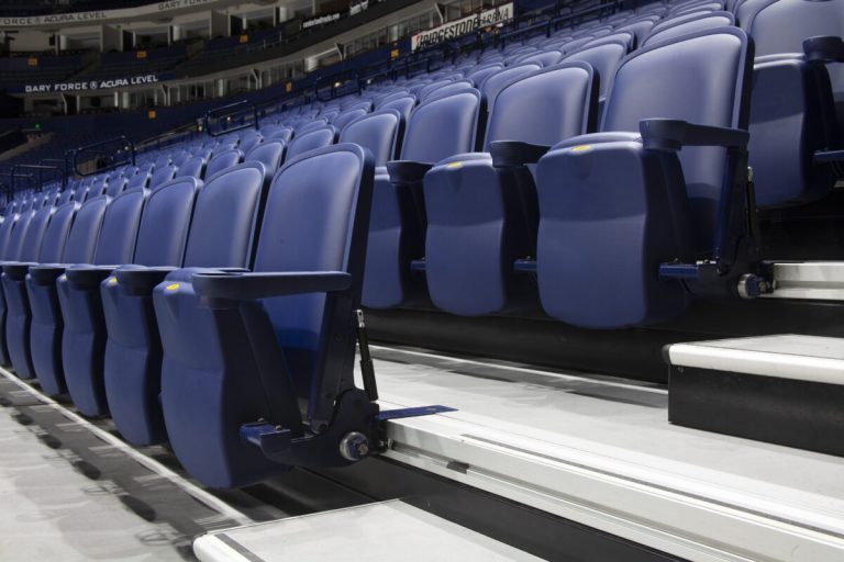 Sporthallentribüne sanieren: Bestehende Anlagen sicher und komfortabel modernisieren
